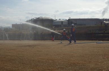 消防団による、小型ポンプ操作訓練の様子。