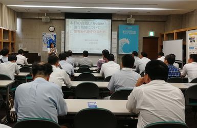 津波防災について、センター職員による講話での学習風景。