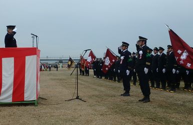 開会式で市長訓示を受けている様子