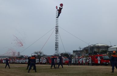 消防職員によるはしご乗り演技