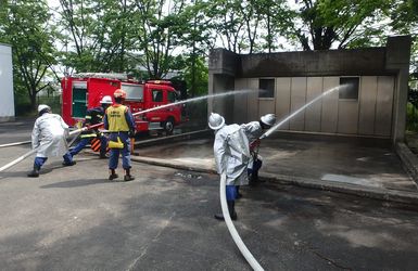 放水訓練。ターゲットに向けて放水している訓練の様子。