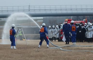 小型ポンプ操法訓練を披露している様子