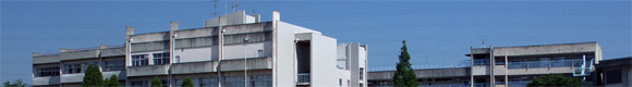 摂津市立第二中学校の校舎を写した写真。
