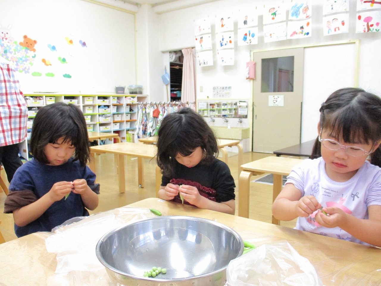 豆の端っこを少し折って、すじをとって、中の豆を出します。