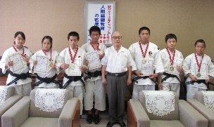 摂津和（あい）スポーツ少年団で少林寺拳法を習得する高校生5名及び中学生2名