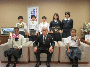 大阪薫英女学院中学校・高等学校の生徒7名との記念撮影