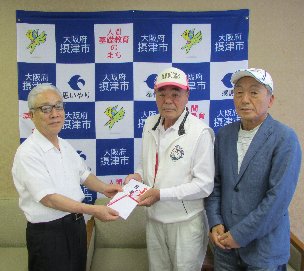 グラウンド・ゴルフ協会会長中口さん事務局長土井さんと記念撮影
