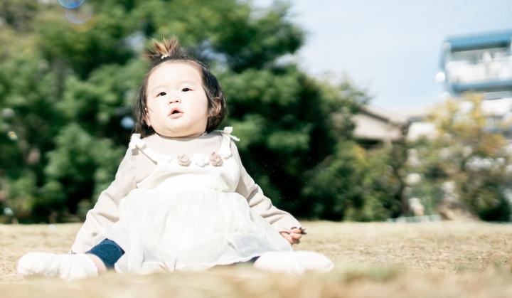 芝生の上に座る赤ちゃん