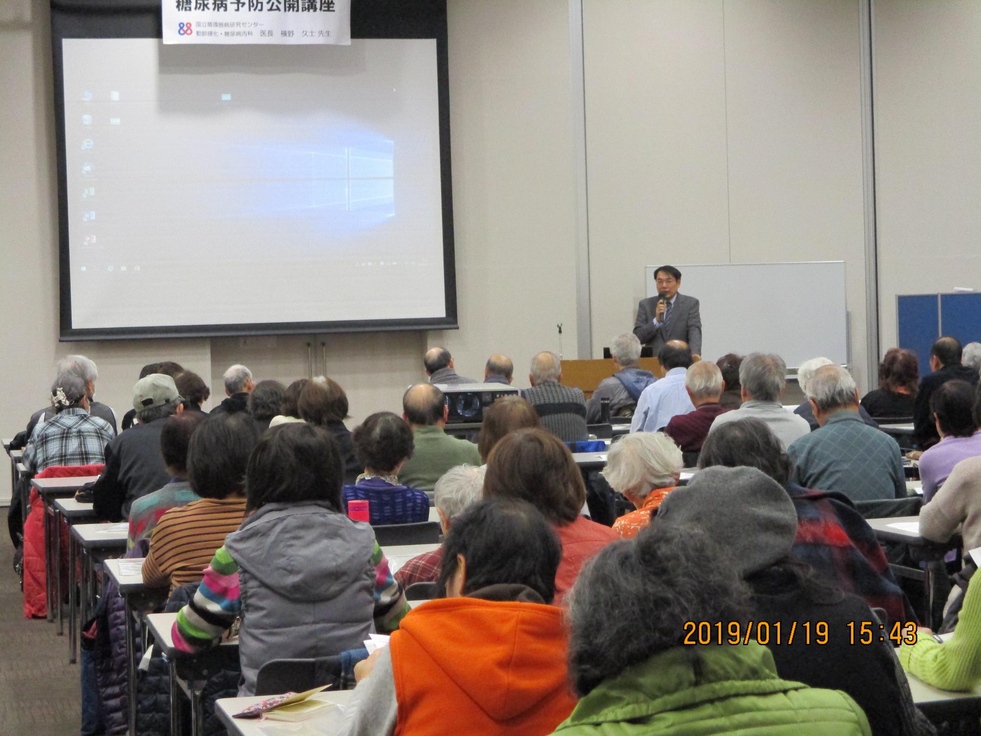摂津市コミュニティプラザで多くの方が槇野久士氏による講演を聞いている写真