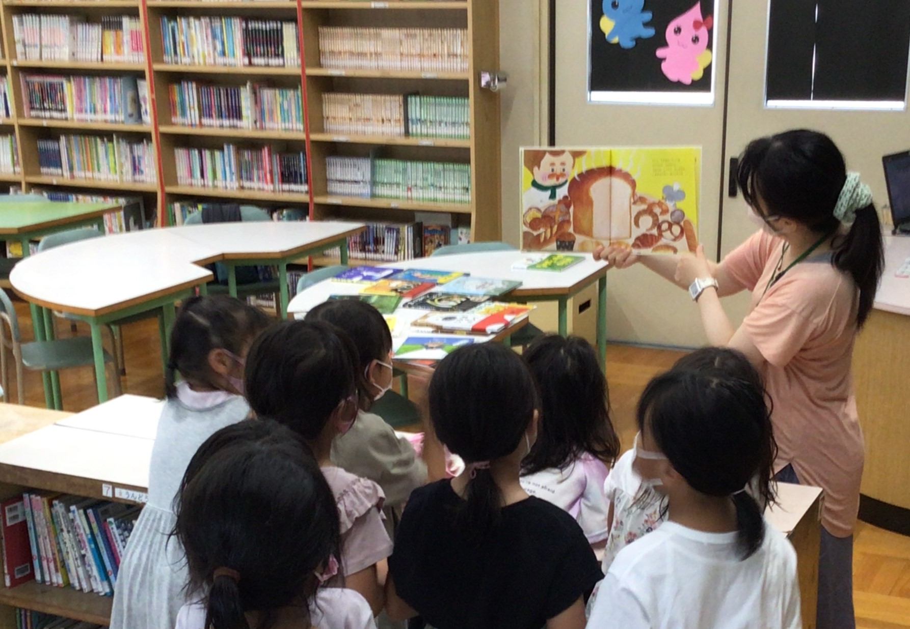 PTA関本さんが読み聞かせに来てくれました