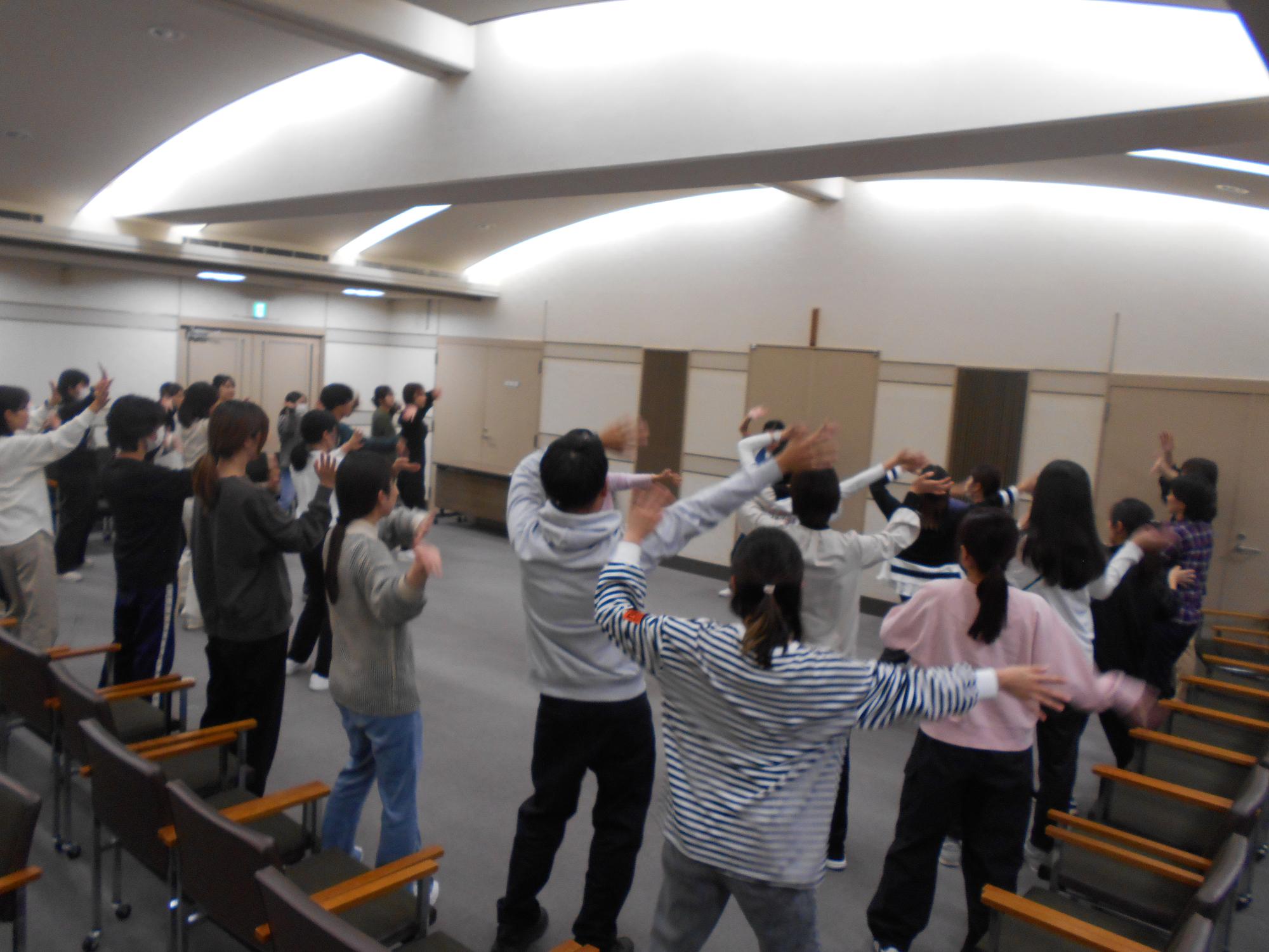 4歳児への振り付けと、年長組や1年生向けの振り付けと指導の違いを体験