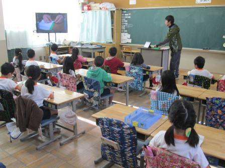 鳥飼東小学校の機器を用いた授業風景の写真