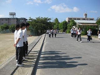 第三中学校におけるあいさつ運動の実施風景の写真1