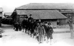 昭和6年の味生小児童の登校風景の写真