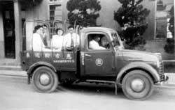 昭和22年頃のトラックに乗るのは鳥飼村診療所のスタッフ？の写真