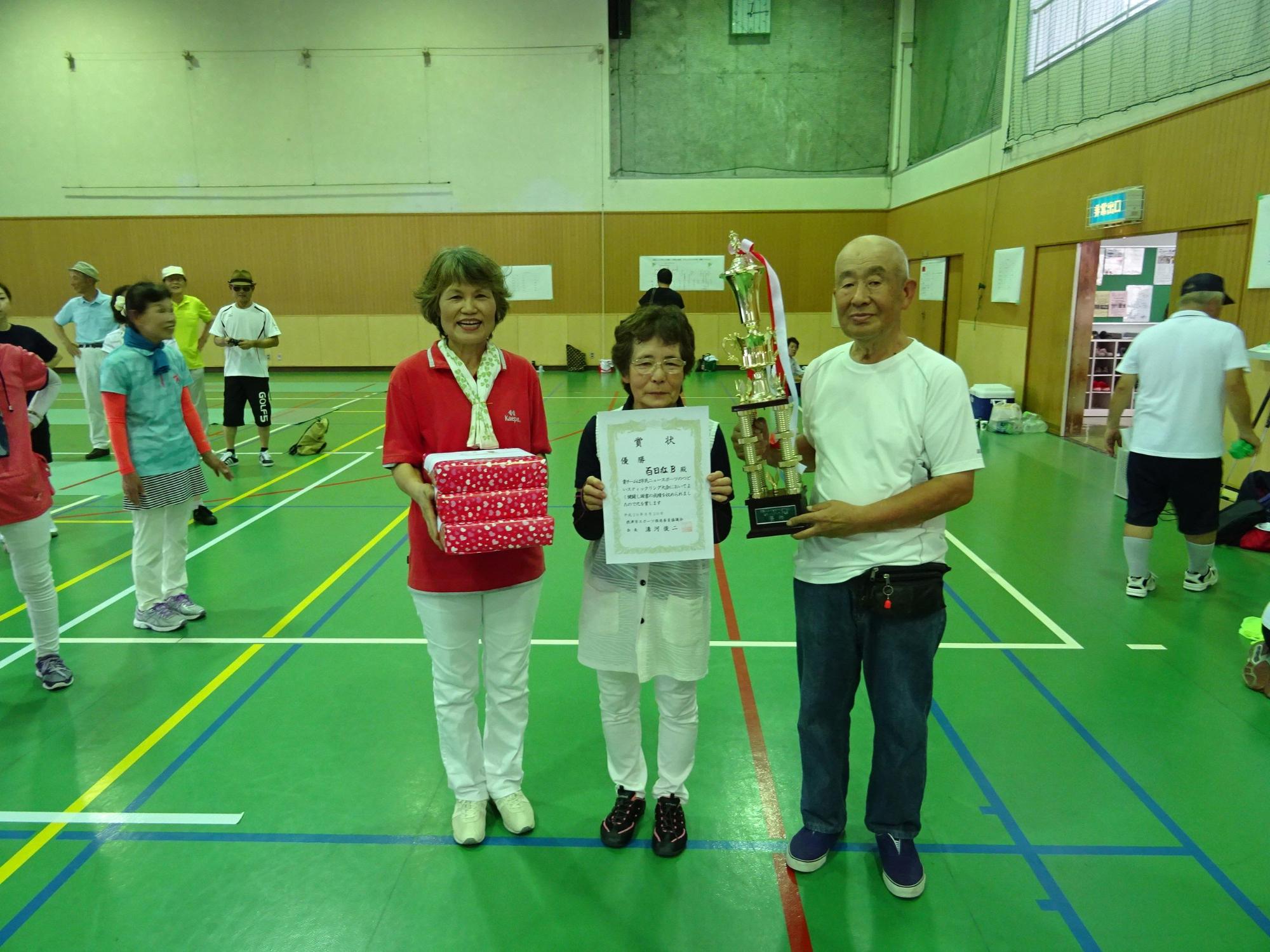 優勝した百日紅Bの皆さんの写真