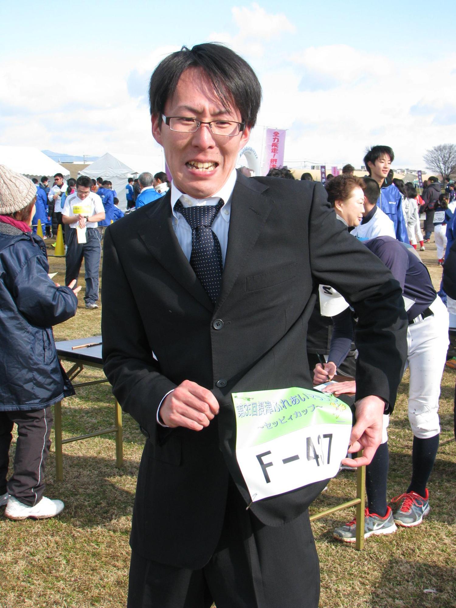 スーツと革靴でマラソンに参加されている参加者の写真