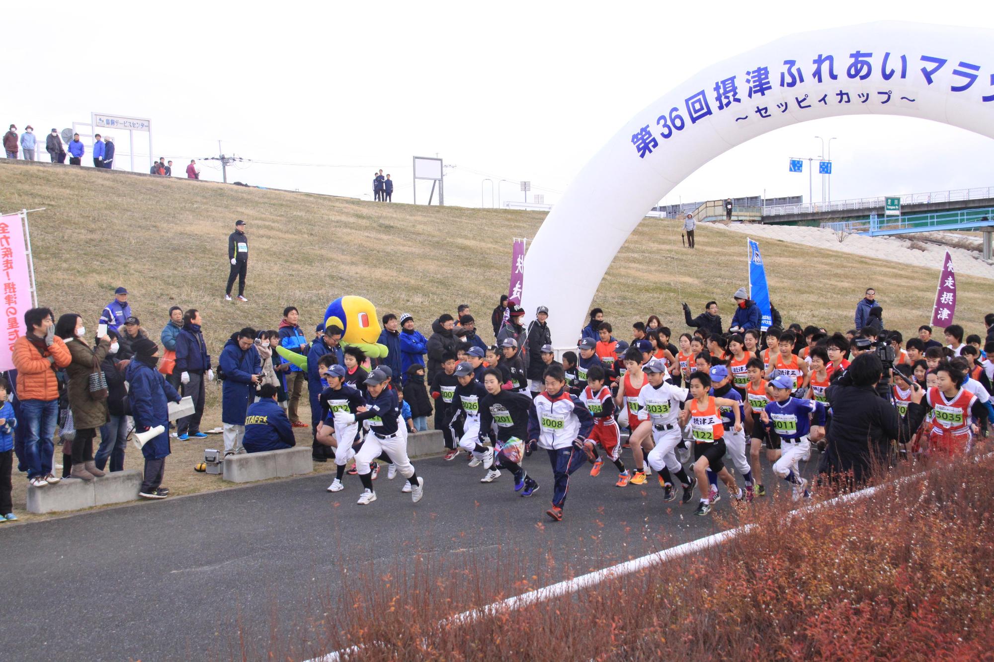 河川敷道路を走る参加者たちの写真