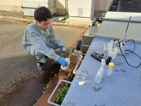 井戸水を採水している写真