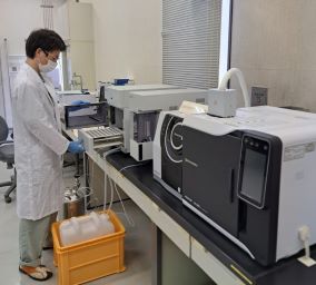水質試験室にて分析をしている写真