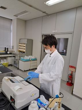 水質試験室にて検査をしている写真