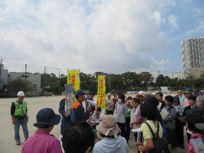 住宅用火災警報器について説明している様子