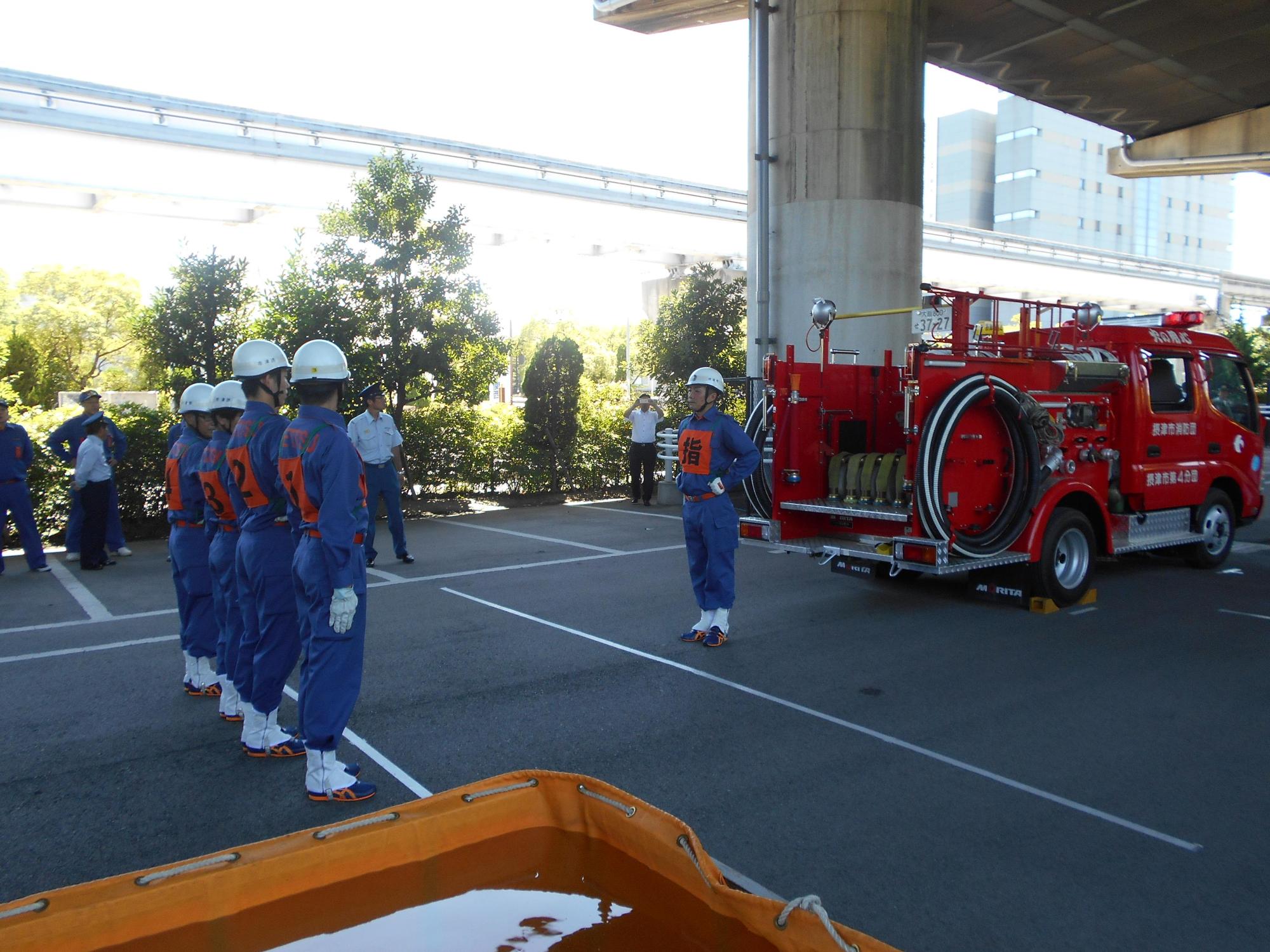 千里丘地区消防団ポンプ車操法訓練の様子の写真1