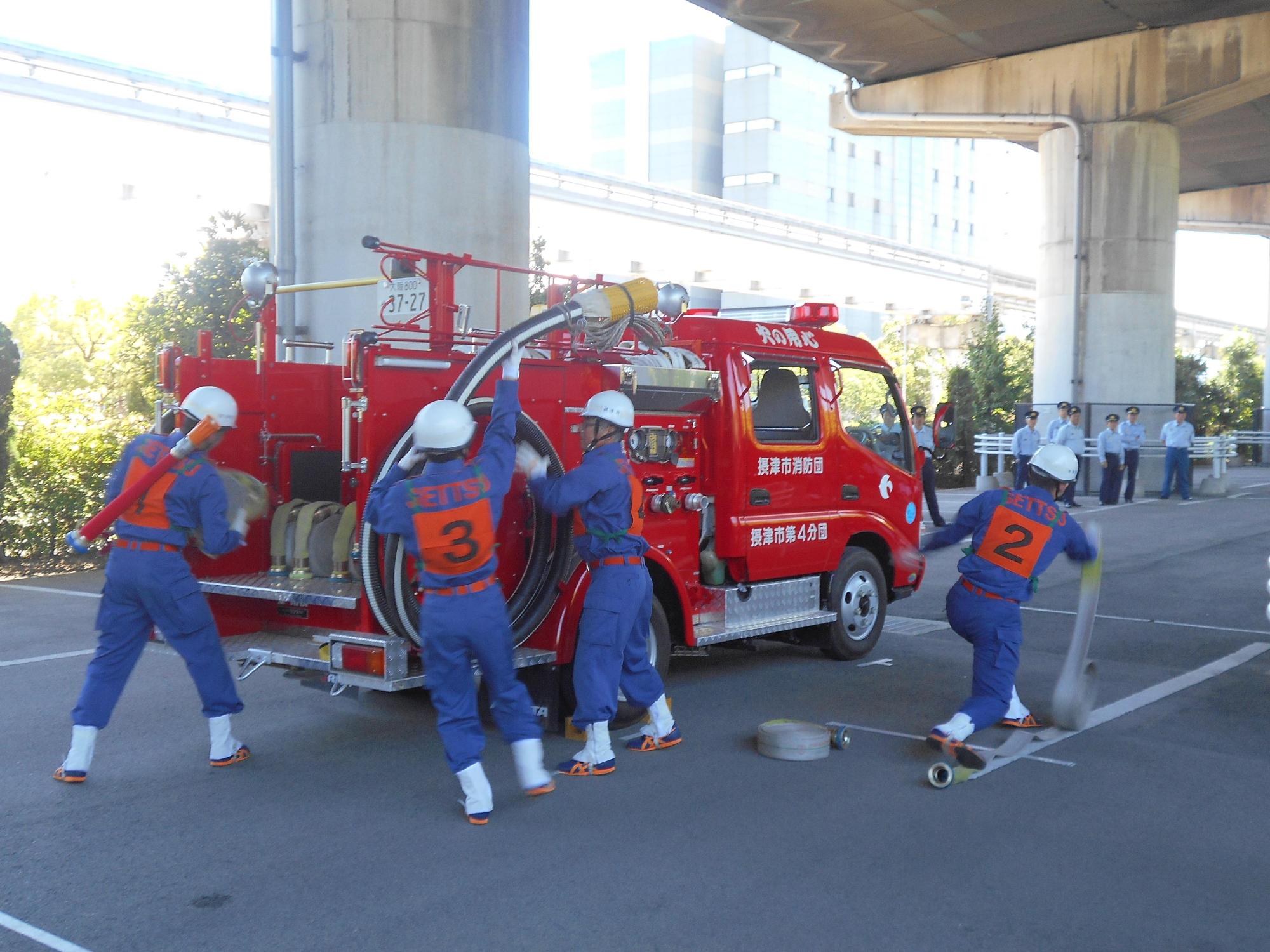 千里丘地区消防団ポンプ車操法訓練の様子の写真2