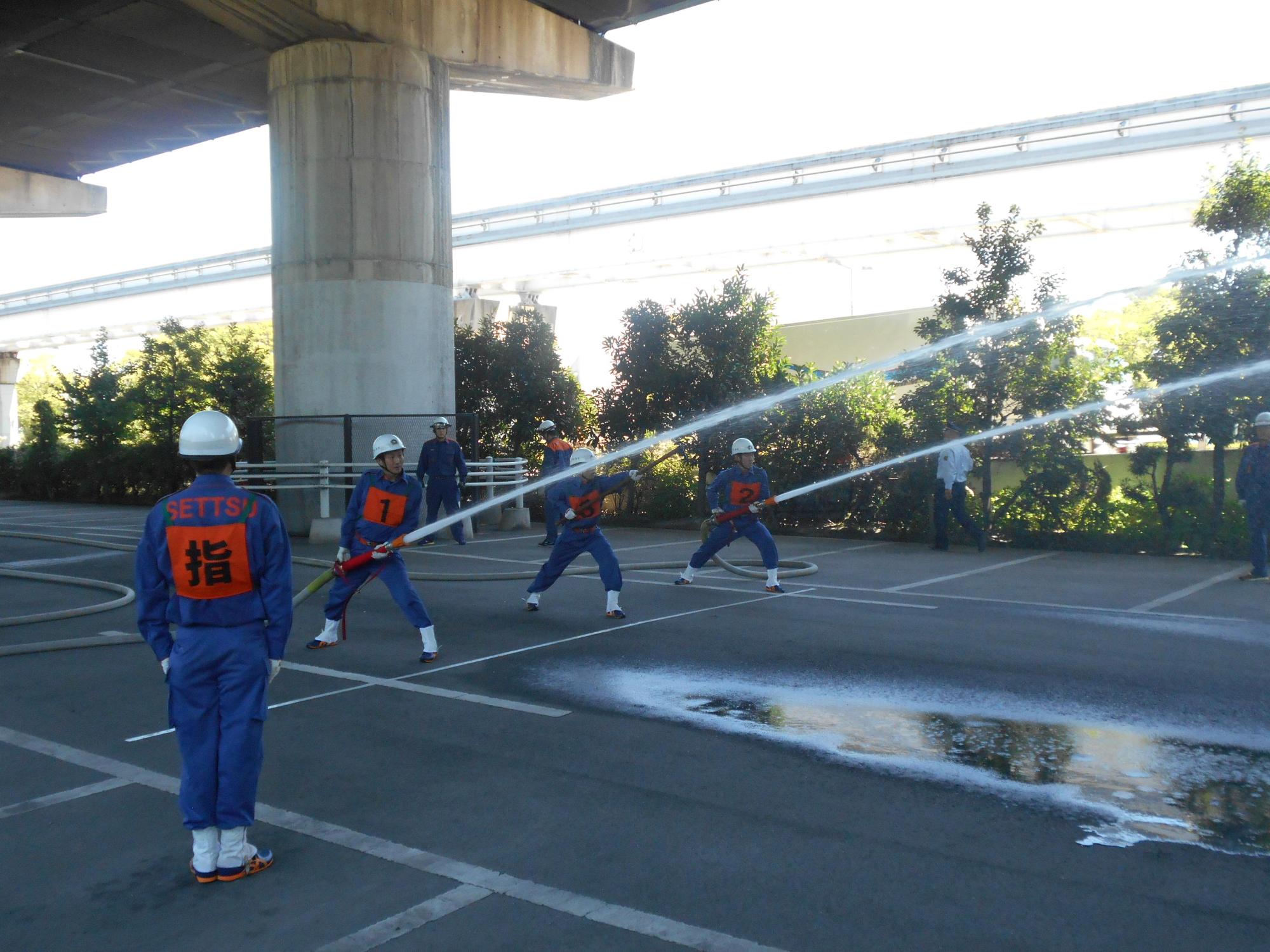 千里丘地区消防団ポンプ車操法訓練の様子の写真7