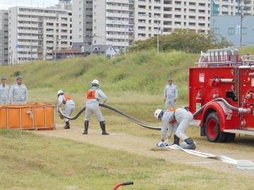 「ポンプ車操法訓練6」（写真）