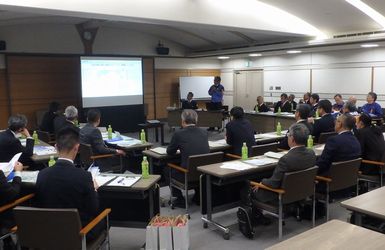 会議室にて、焼津市視察団へ摂津市機能別消防団の説明をしている様子