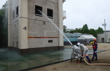 令和4年度消防団員教育訓練の基礎教育訓練にて放水訓練の様子