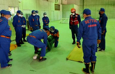令和4年度消防団員教育訓練の基礎教育訓練にて救急訓練の様子