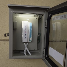 駆け付け通報装置の扉を開けた状態の写真