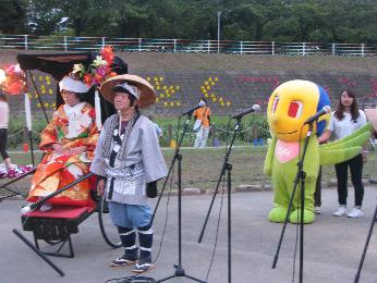 花嫁さんがメイン会場に来ている写真