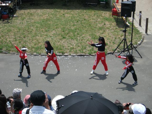 子供達がダンスを踊っている様子の写真