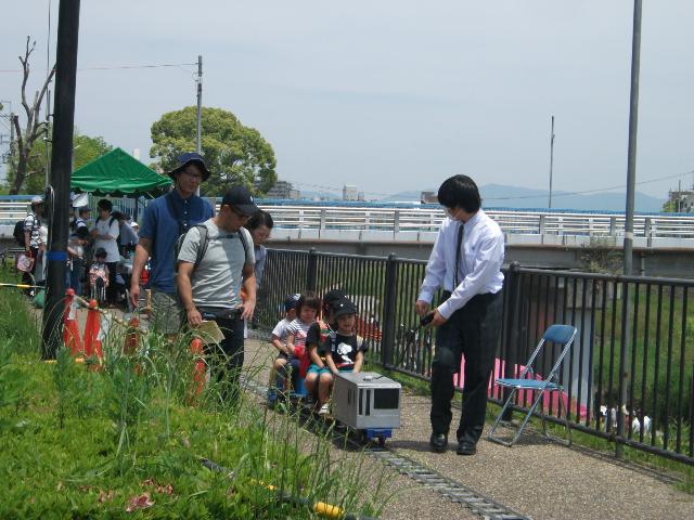 ミニ電車に乗って楽しそうにしている子どもたちの写真