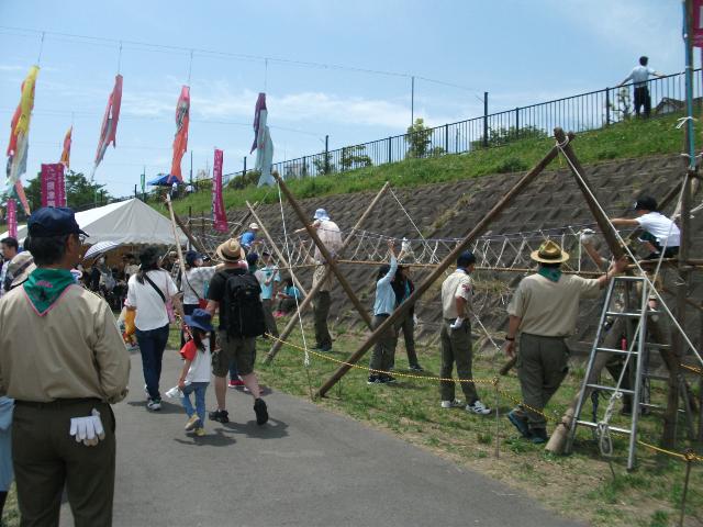 網で作られたミニアスレチックに挑戦している子供達の写真