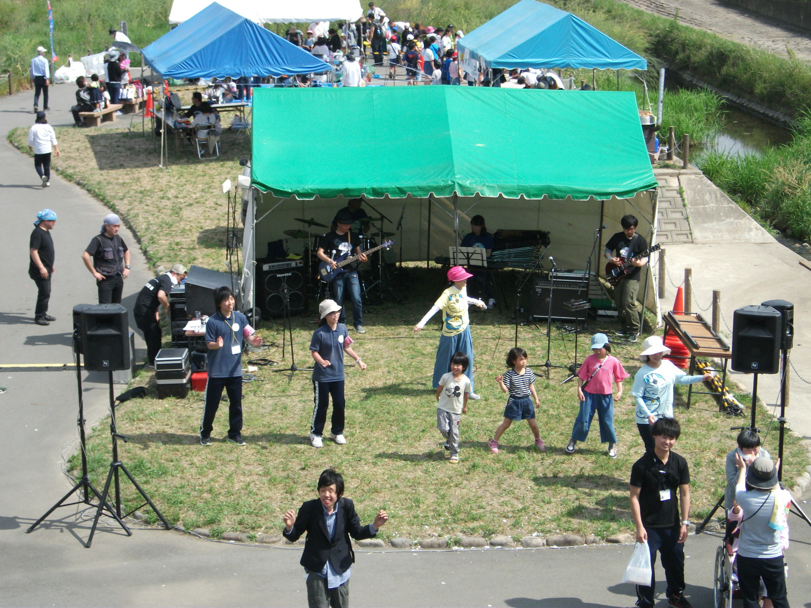 軽音楽ライブをしている様子の写真