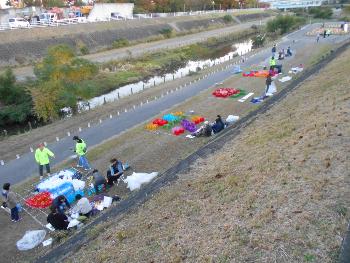 ペットボトルアートコンクール作品の仕上げをそれぞれしている