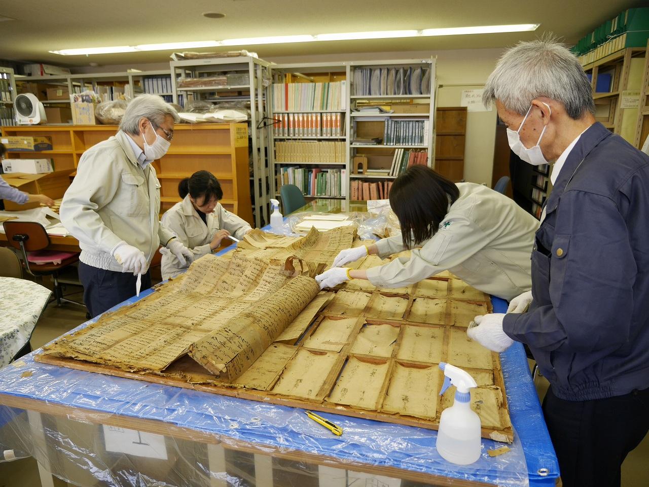 江戸時代の頃の古文書が使われていたふすまの下貼りの画像
