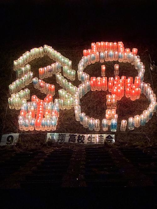 色が付いているのに白っぽい光で作られているモミの木と雪だるま