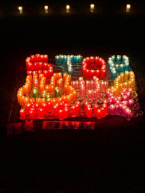 STOPサギという文字がデフォルメされたウサギとともにポップに灯っている