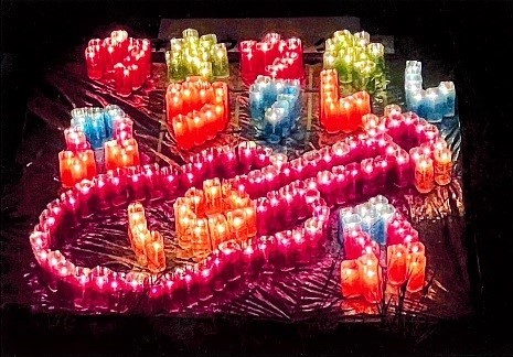 令和6年度受賞作品ウクレレ ろうそくと色付きペットボトルでできたカラフルで美しいウクレレの写真