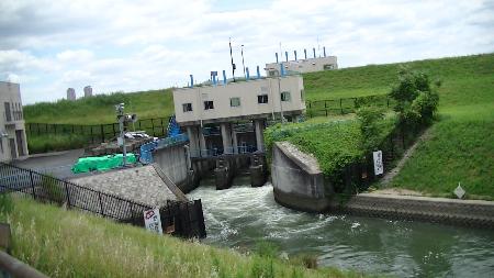 人工的につくられた神崎川の流れ