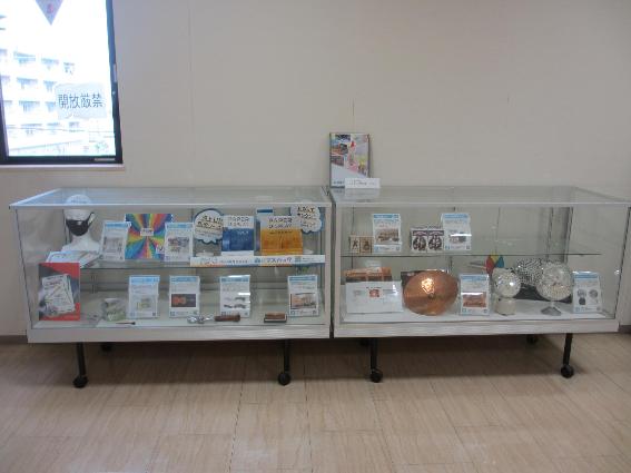 産業支援ルーム前の摂津市物産品展示コーナーの写真