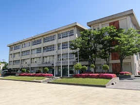 摂津市立第五中学校の校舎を写した写真。