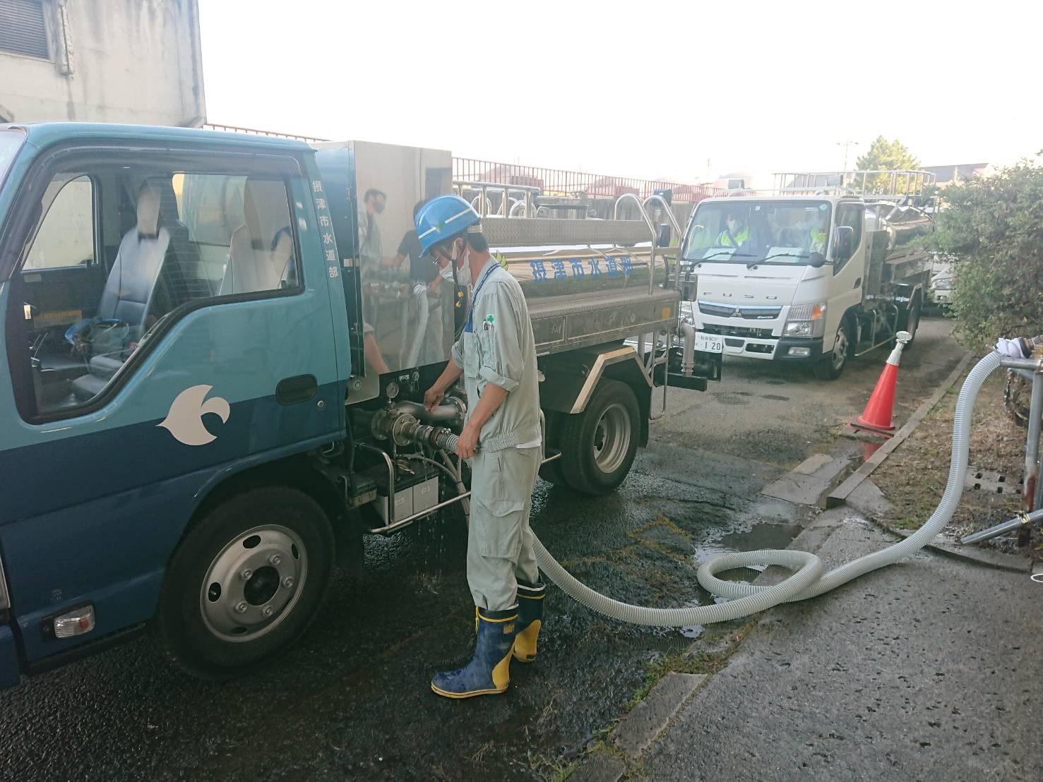 給水車へ水を注入