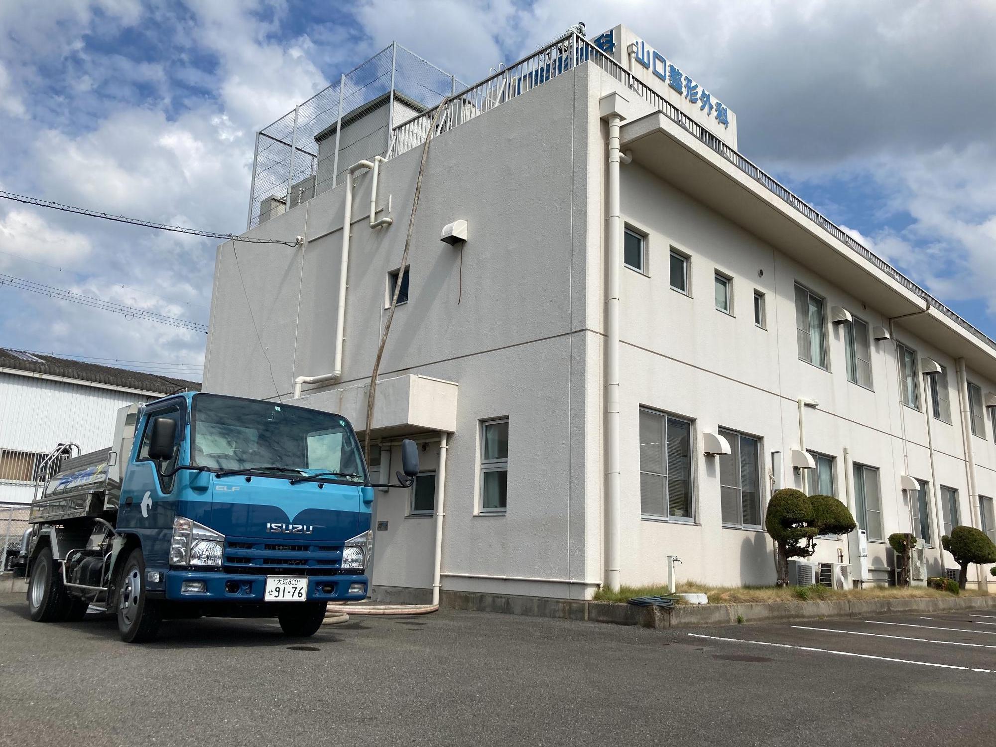 病院の貯水槽へ給水