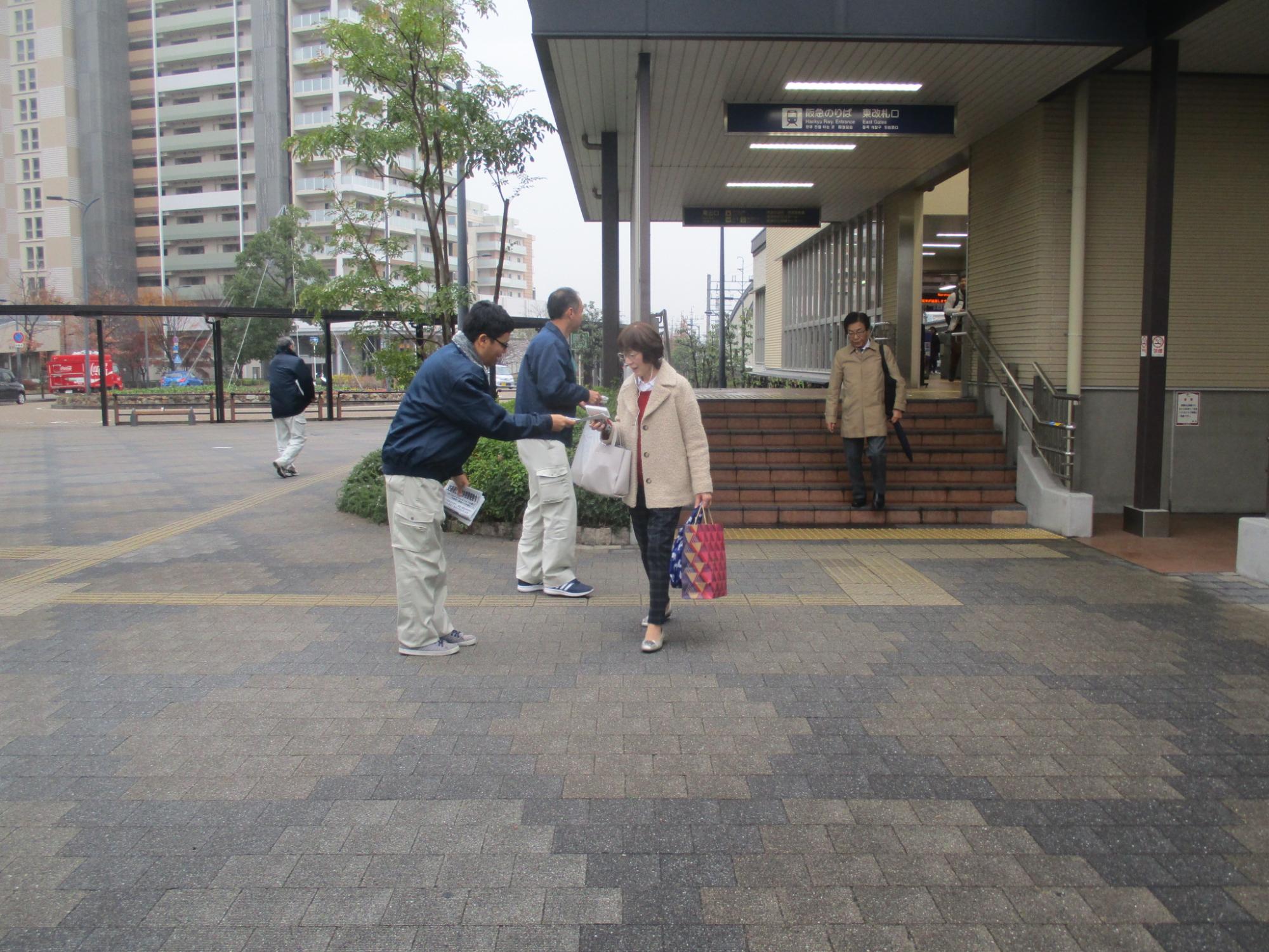 摂津市駅での交通安全啓発活動の写真